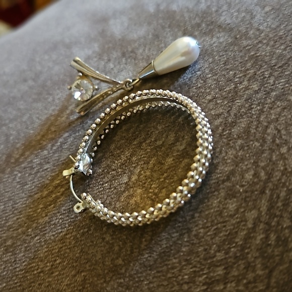 3/$30 VTG Mismatched Silvertone Pearl Drop Hoop Earrings - Picture 2 of 6